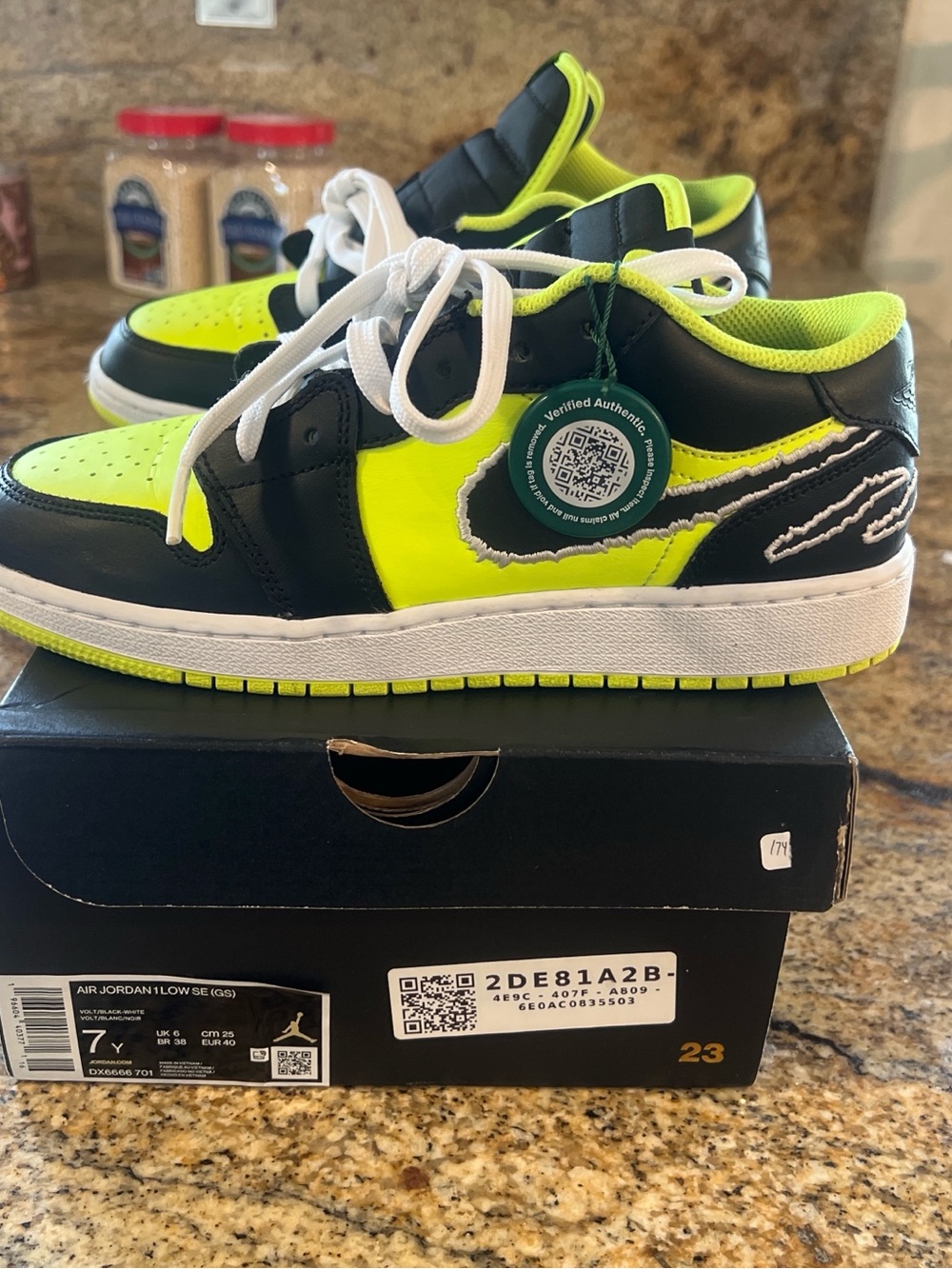 Nike Kids Black & Neon Yellow Low-Top Sneakers Size 7